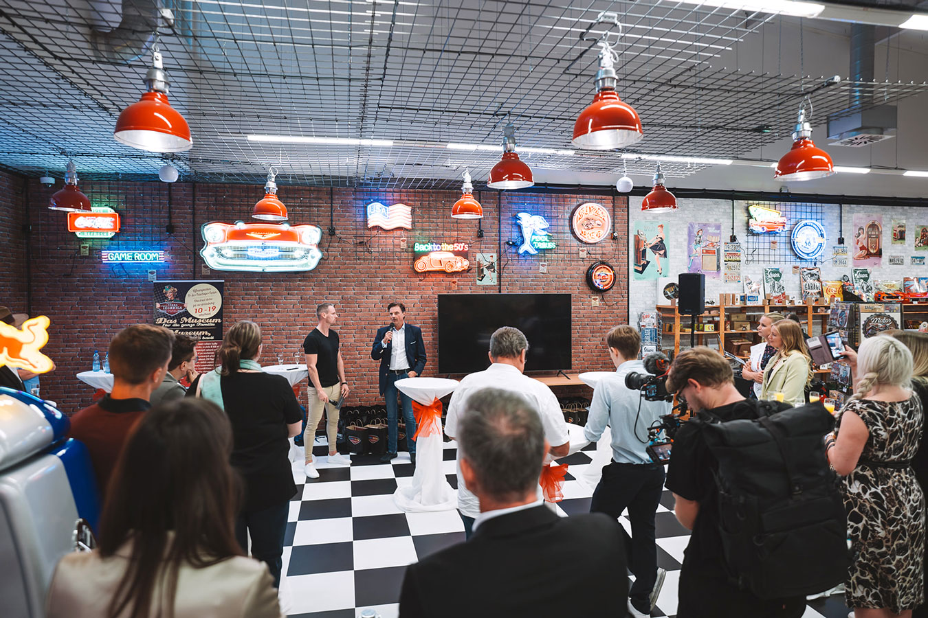 Ceremony Opening of the Retro Total Shop